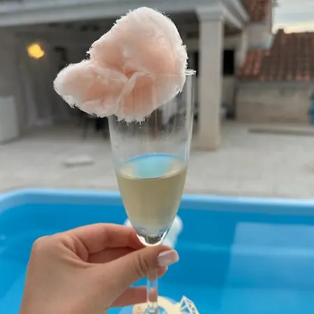 فيلة Holiday Mendula *